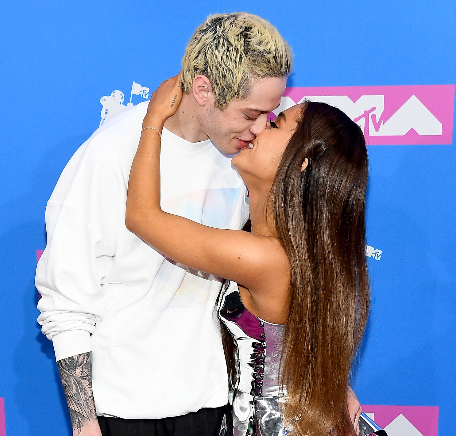 Ariana Grande Kissing A Girl 2